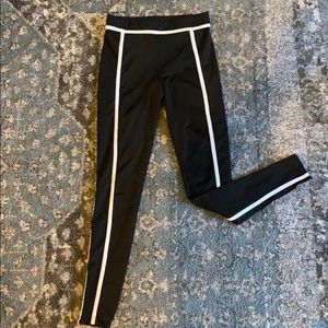 Defined white seam black polyester leggings